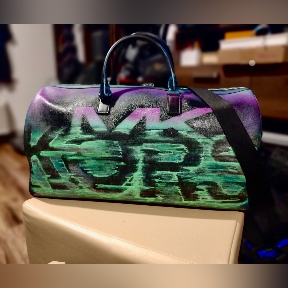 REVERSIBLE RARE MICHAEL KORS XL MENS HARRISON “KorsCity” DUFFLE BAG W/ MONOGRAM - Picture 2 of 9